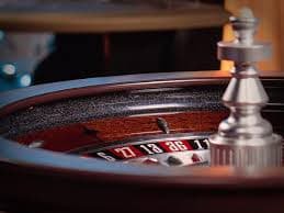 Antarmuka aplikasi mobile bandar sbo2 menampilkan menu olahraga, live dealer, dan slot.